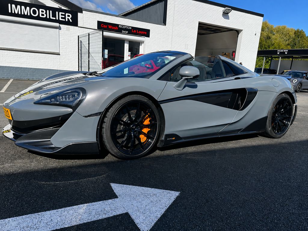 McLaren 570S grise après lavage à la main