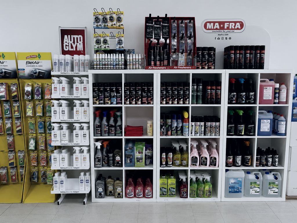 Le rayon produits d'entretien de l'atelier : shampooings, cires et désodorisants